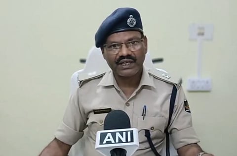 बालासोर के अतिरिक्त पुलिस अधीक्षक निरंजन बेहरा मामले की जानकारी देते हुए।