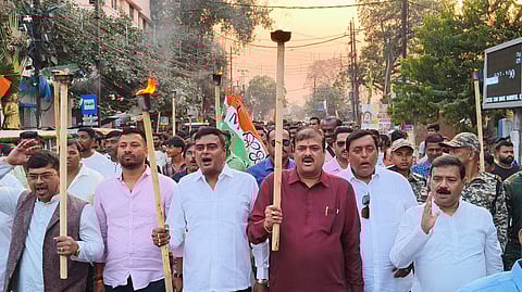 A torchlight procession was held in Bhatpara to save the jute industry, and Trinamool roared against the Centre.