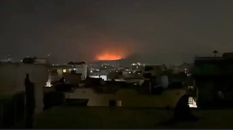 हवाई हमले के बाद उठता आग का गोला।