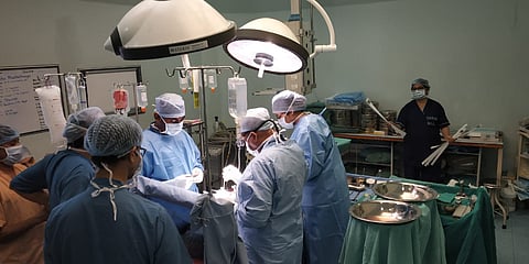 सात घंटे में 21 सर्जरी: बी.आर. सिंह अस्पताल ने रचा हृदय उपचार का इतिहास