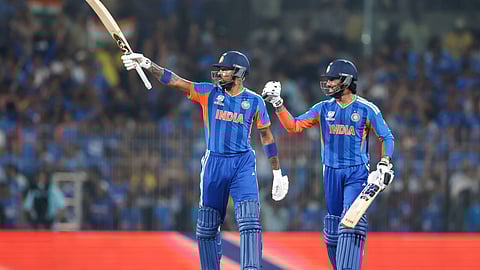 फिफ्टी बनाने के बाद दर्शकों का अभिवादन करते हार्दिक पांडया, साथ में हैं तिलक वर्मा।