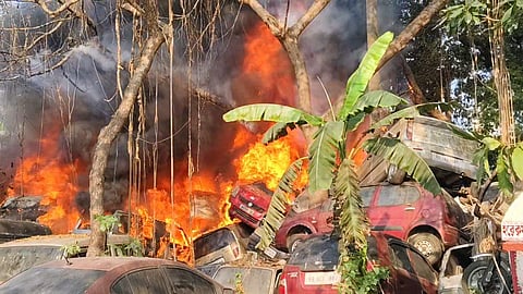 बंडेल में लगी भयावह आग की तस्वीर