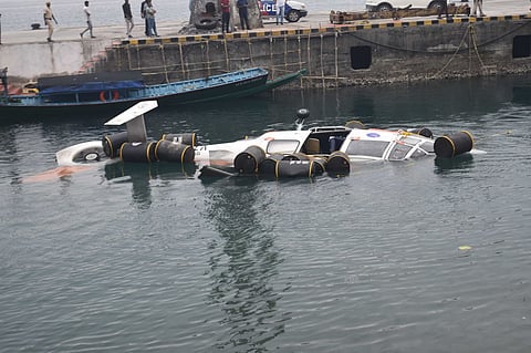 पानी में क्रैश हुआ हेलीकॉप्ट, वन-पीएमएफ ने बचाया