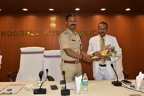 हुगली ग्रामीण पुलििस के एसपी कामनाशीष सेन वकील को सम्मानित करते हुए