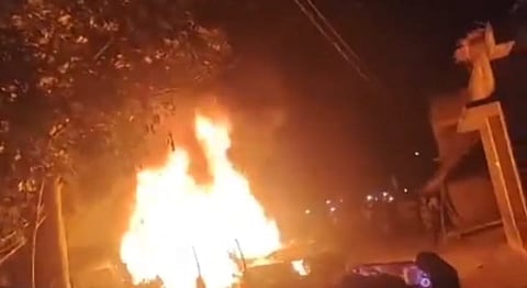 जलती हुई गाड़ी