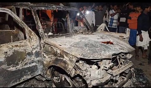 जलाई गई कार