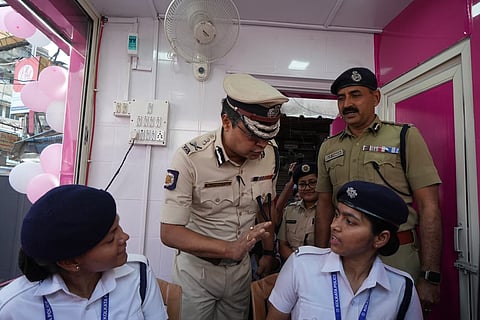 पिंक बूथ के उद्घाटन के मौके पर सीपी सुप्रतिम सरकार। साथ में हैं एडिशनल सीपी 1 डीपी सिंह व अन्य