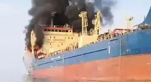 तेल टैंकर पर हमला, चार नाविक घायल, 15 भारतीय कार्यरत