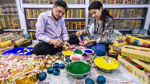 ‘मणिहारों का रास्ता’ में गुलाल गोटा बना रहे कारीगर