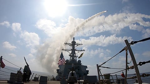 अमेरिकी युद्धपोत से ईरान की तरफ बढ़ती मिसाइल।