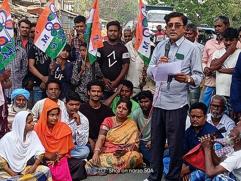 वृद्ध की मौत पर विरोध प्रदर्शन करते तृणमूल समर्थक