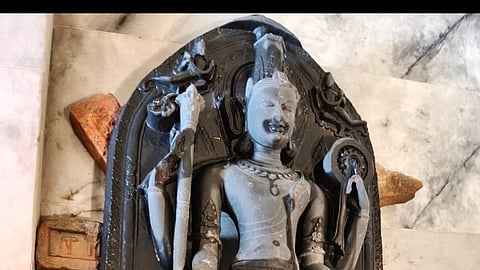 प्राचीन पत्थर की मूर्ति बरामद की गई