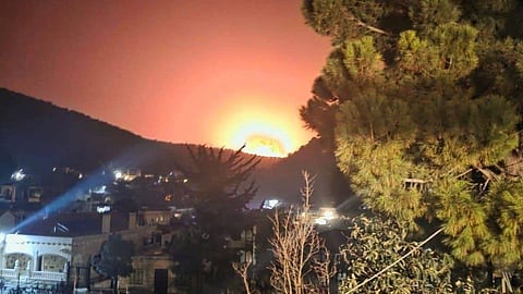 लेबनान में इजराइली हमले के बाद उठता आग को गोला।