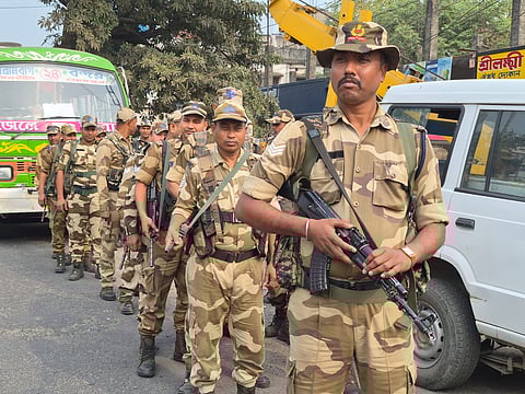 केंद्रीय बलों के जवान रूट मार्च करते हुए