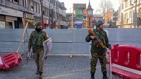 लाल चौक पर तैनात सुरक्षा बल के जवान।