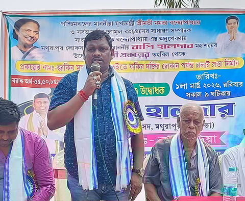 सांसद बापी हालदार सड़क निर्माण कार्य की आधारशिला रखने के दौरान वक्तव्य रखते हुए