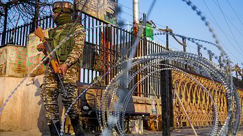 श्रीनगर में तैनात सेना के जवान पैनी नजर बनाए हुए हैं।