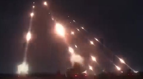 दोनों पक्षों द्वारा लगातार मिसाइलें बरसाईं जा रही हैं।