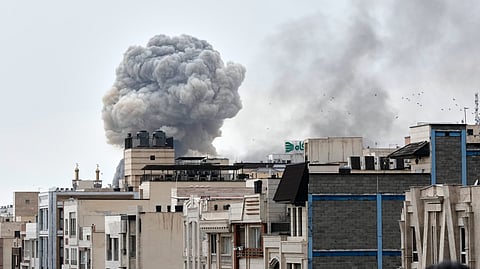 तेहरान में हमले के बाद उठता धुएं का गुब्बार।