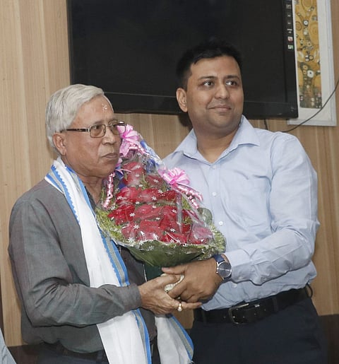 श्रीधर मित्रा के सम्मानित करते देबाशीष दत्ता