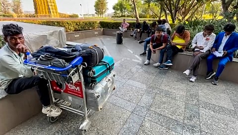 युद्ध की वजह से मध्य पूर्व के देशों में भारतीय फंसे हुए हैं।