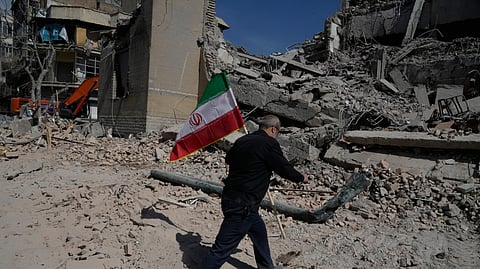 हमलों से खंडहर में तब्दील हुए तेहरान में मकान।