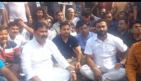 तृणमूल नेता मुजीबर रहमान मोल्ला और शमीम अहमद के नेतृत्व में उस्ती में विरोध प्रदर्शन करते हुए