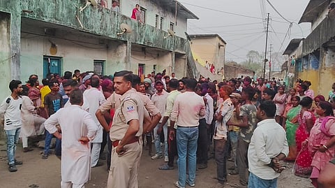 महिला से छेड़खानी व मारपीट के बाद हुआ भारी हंगामा