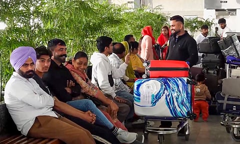 उड़ानों के रद्द होने से एयरपोर्ट पर लोग फंसे हुए हैं।