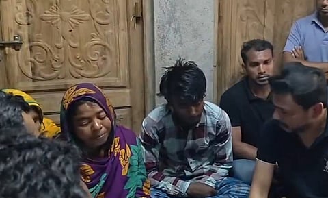 मृत रफीक अली गाजी के परिजन।