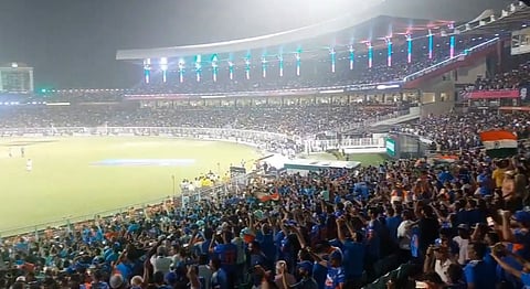 कोलकाता के इडेन गार्डंस में भारत-वेस्टइंडीज मैच देखने के लिए उमड़े दर्शक।