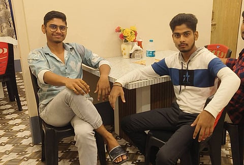 लापता दोनों युवकों की तस्वीर