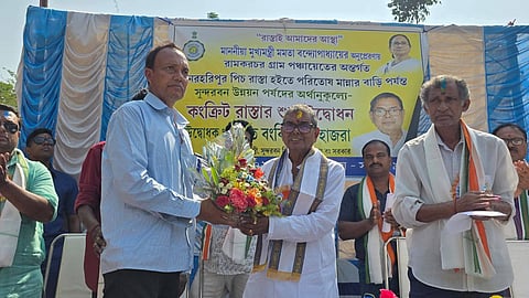 सड़क निर्माण कार्यों की आधारशिला रखने के दौरान मंत्री बंकिम चंद्र हाजरा को सम्मानित करते हुए लोग