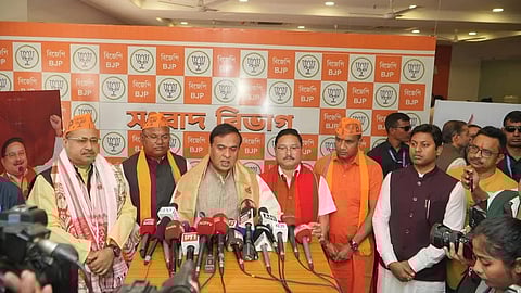 असम के सीएम हिमंत विश्व सरमा के साथ तीनों कांग्रेसी विधायक।