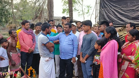 सांसद बापी हालदार मृतक के परिजन से बातचीत करते हुए