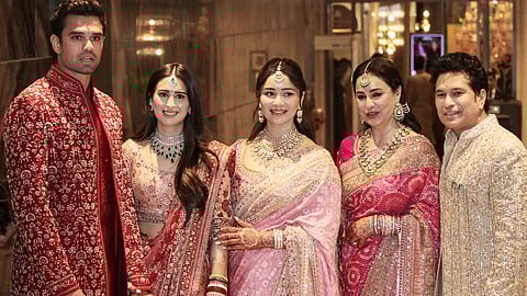 अर्जुन और सानिया के साथ सचिन तेंदुलकर, अंजली तेंदुलकर और सारा तेंदुलकर।