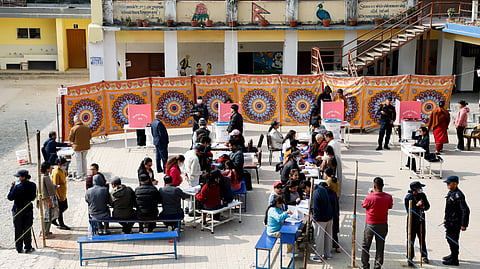 नेपाल में एक बूथ पर मतदान के लिए लगी कतार