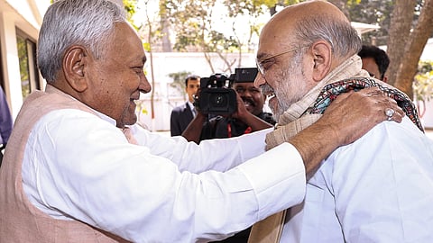 पटना में केंद्रीय गृह मंत्री अमित शाह से बातचीत करते बिहार के मुख्यमंत्री नीतीश कुमार