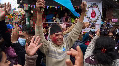 पूर्व रैपर बालेंद्र शाह के नेतृत्व वाली नवगठित राष्ट्रीय स्वतंत्र पार्टी के कार्यकर्ता खुशी मनाते हुए।