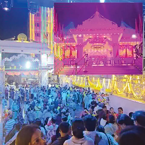 होली के रंग में रंगा आलमबाजार