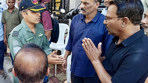 नागपुर में फ्लाइट लेफ्टिनेंट पुरवेश दुरागकर के पिता रवींद्र दुरागकर से मिलते वायु सेना अधिकारी।