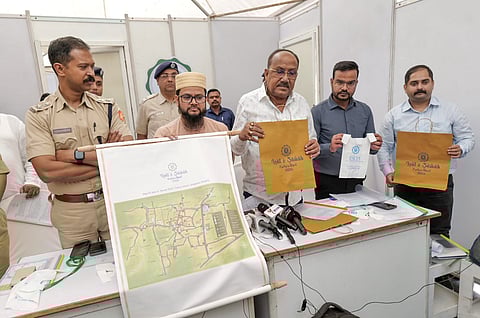 समीक्षा बैठक के दौरान मौजूद विधायक तपन दास गुप्ता, हुगली ग्रामीण पुलिस के एसपी कामनाशीष सेन व अन्य