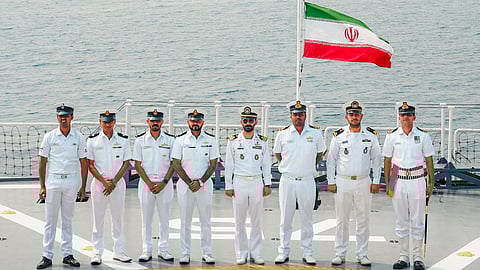 विशाखापत्तमन में आईआरआईएस देना पर तैनात ईरानी नौसैनिक।