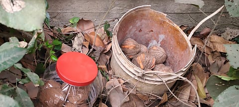 बम से भरी बाल्टी और जार