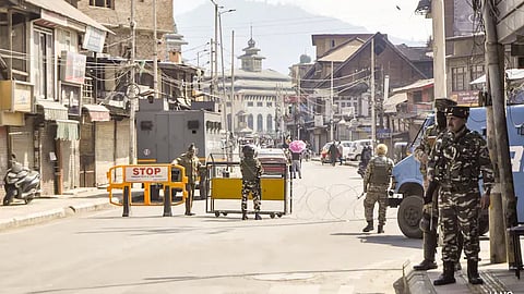 कश्मीर घाटी में हालात सामान्य, पाबंदियां हटाई गईं