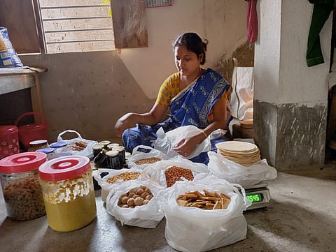 नंदिनी माइती पापड़ बनाती हुई