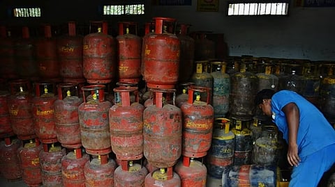 War Effect : LPG सिलेंडर महंगा, घरेलू गैस ₹60 और कमर्शियल ₹114.5 बढ़े