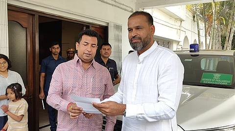 विधायक सौमिक हुसैन सांसद यूसुफ पठान को ज्ञापन सौंपते हुए