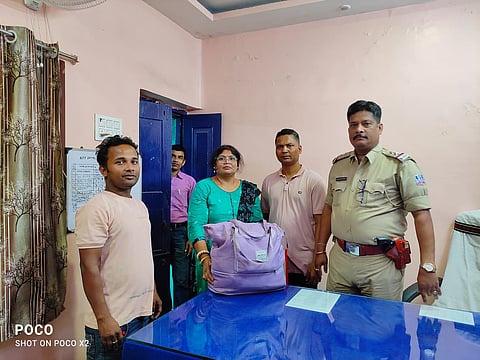 पुलिस ने तत्परता दिखाते हुए बैग किया बरामद