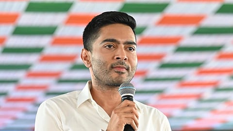 सांसद अभिषेक बनर्जी वक्तव्य रखते हुए